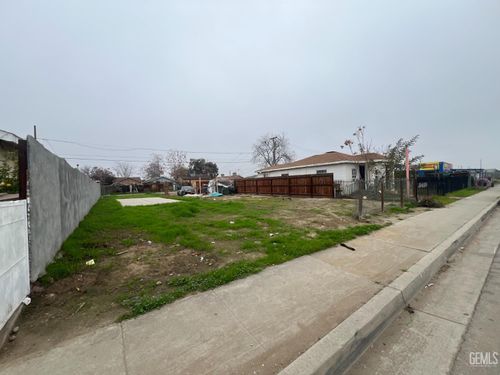 122 Dr Martin Luther King Jr Blvd, Bakersfield, CA, 93307-1841 | Card Image