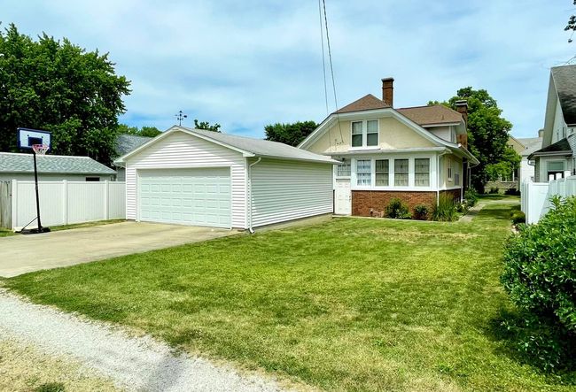 204 N Oak St, Home with 3 bedrooms, 1 bathrooms and null parking in Villa Grove IL | Image 25