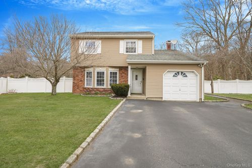 5 Donna Ct, Selden, NY, 11784-4040 | Card Image