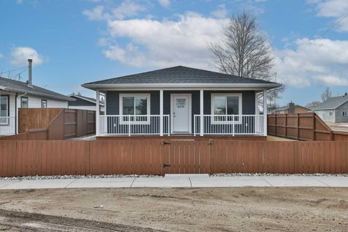 202 1 Ave S, Champion, AB, T0L | Card Image
