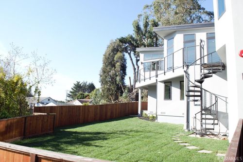 882 Stetson St, Moss Beach, CA, 94038-9660 | Card Image