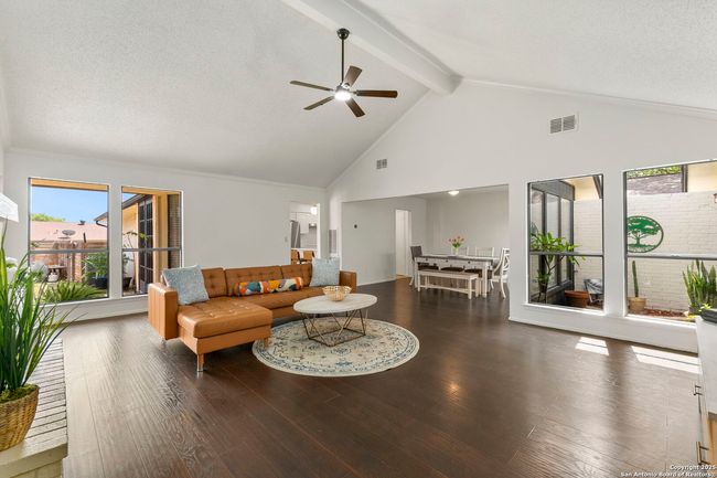 6210 Meadow Grv, House other with 3 bedrooms, 2 bathrooms and null parking in Windcrest TX | Image 6