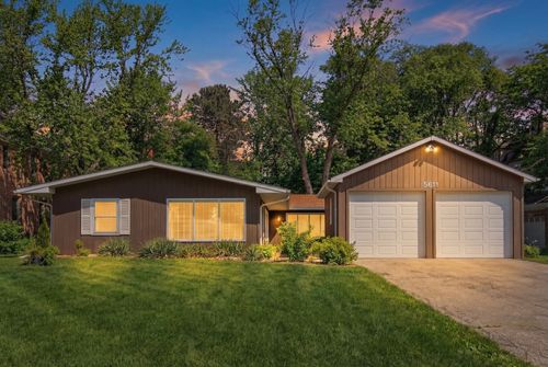 5611 S Quincy St, Hinsdale, IL, 60521-5156 | Card Image