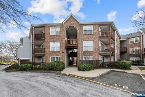 152 Lynette Dr, Fort Lee, NJ, 07024-2174 | Card Image