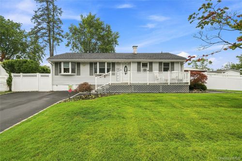 5 Talbot Ln, Selden, NY, 11784-1216 | Card Image