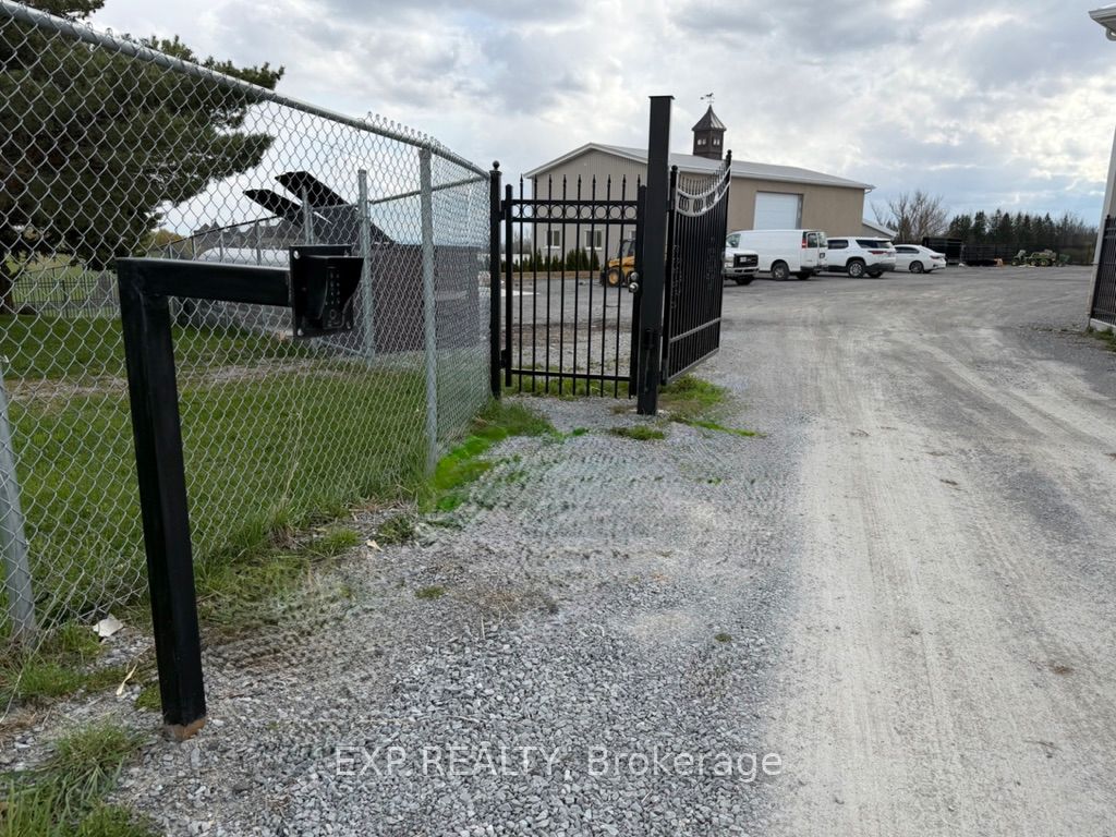 Commercial Lease in Whitchurch-Stouffville 4