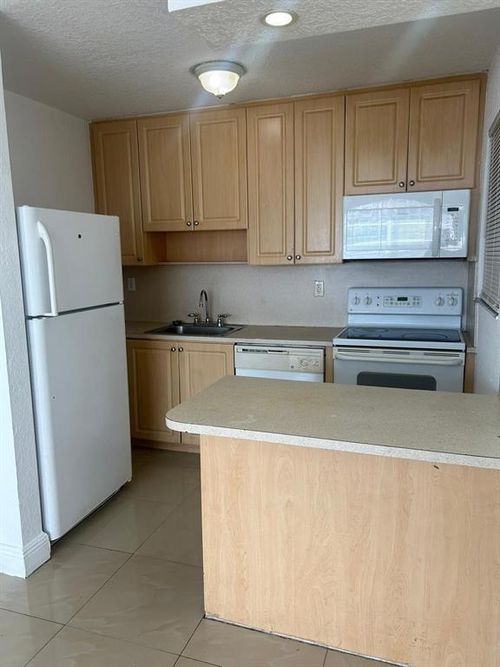 apt-201-110 Se 2nd St, Hallandale Beach, FL, 33009-5650 | Card Image