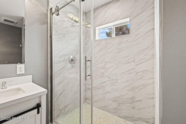 Primary Bathroom | Image 21