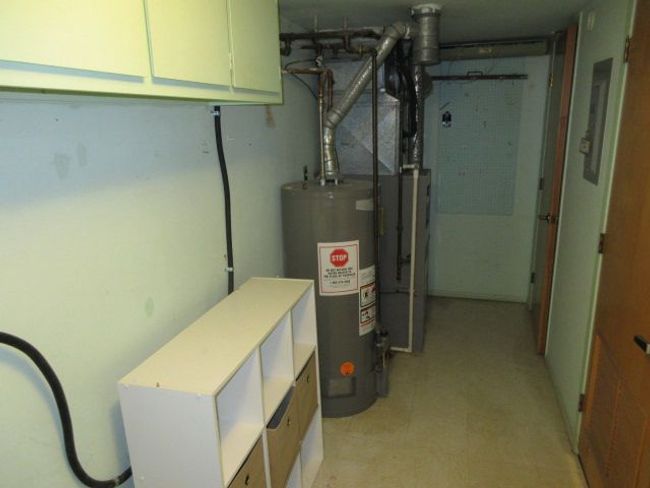 18447 University Park Dr, Condo with 2 bedrooms, 1 bathrooms and null parking in Livonia MI | Image 12