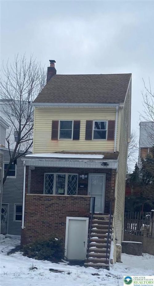 215 E Cherry St, Shenandoah, PA, 17976-2305 | Card Image