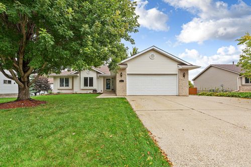 812 Lancer Dr Ne, Owatonna, MN, 55060-1571 | Card Image