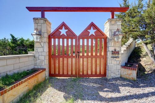 324 E Headwaters Ranch Rd, Kendalia, TX, 78027-1800 | Card Image