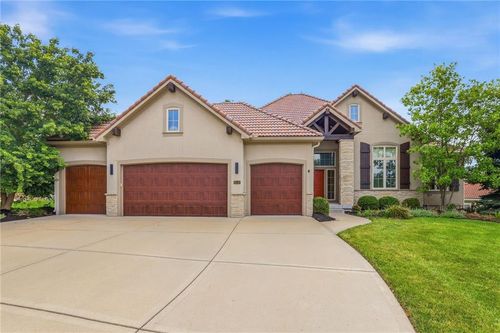 6119 Southlake Dr, Parkville, MO, 64152-7209 | Card Image