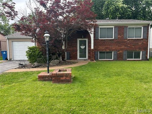 11819 Foxwood Dr, Maryland Heights, MO, 63043-1711 | Card Image
