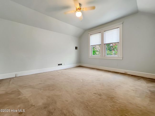 Upstairs bedroom | Image 18