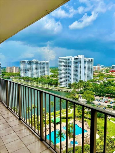 1404 - 18151 Ne 31st Ct, Condo with 2 bedrooms, 2 bathrooms and null parking in Aventura FL | Image 1