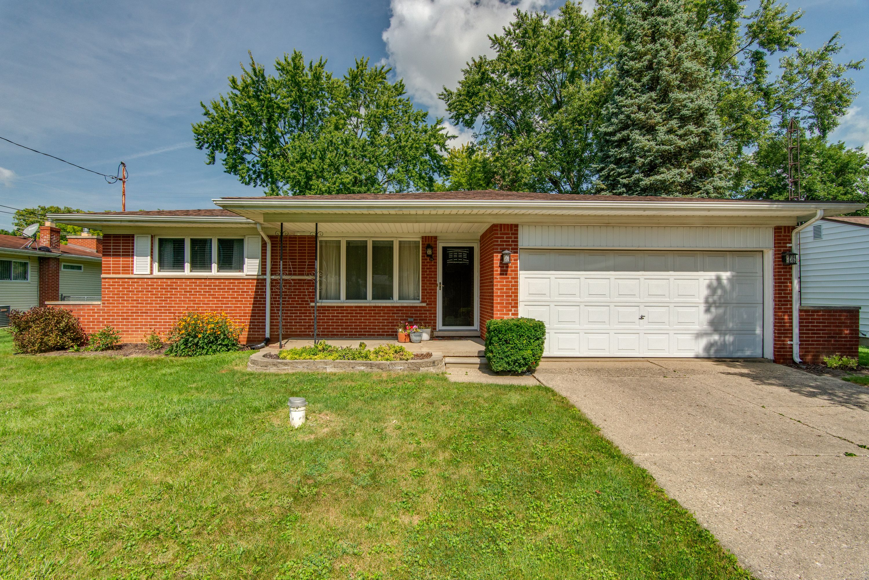 Trotwood Ln, Flint, MI 48507