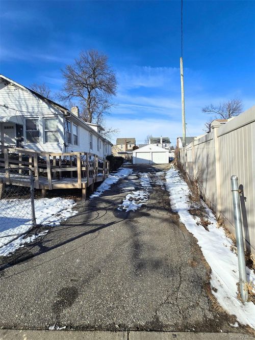 27 Midwood St, Hempstead, NY, 11550-1716 | Card Image