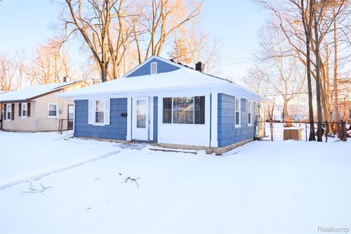 10111 Albany St, Oak Park, MI, 48237-3902 | Card Image