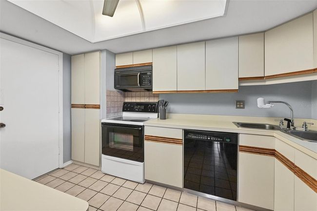 201 - 2100 Benjamin Franklin Dr, Condo with 2 bedrooms, 2 bathrooms and null parking in SARASOTA FL | Image 11