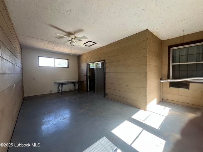 Flex Space Connects House to Garage | Image 22