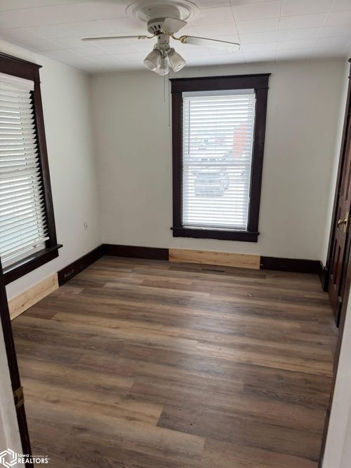 223 N Main St, Sigourney, IA, 52591-1415 | Card Image