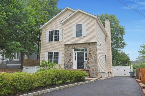 138 Westchester Ave, Thornwood, NY, 10594-1221 | Card Image