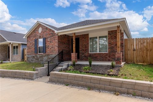 2564 E Illinois Aly, Fayetteville, AR, 72701-5667 | Card Image