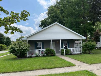 1400 S 13th Street, Home with 3 bedrooms, 1 bathrooms and 2 parking in Burlington IA | Image 1