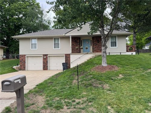 521 Nw Chateau Dr, Blue Springs, MO, 64014-1612 | Card Image