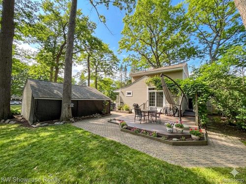 580 Elkinford Dr, White Lake, MI, 48383-2924 | Card Image