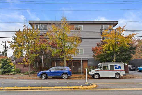 204-7501 Greenwood Ave N, Seattle, WA, 98103-4641 | Card Image