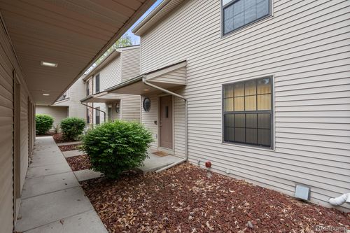 4921 Oak Hill Dr, Waterford Twp, MI, 48329-1749 | Card Image