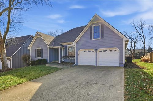 8362 Oakview Cir, Lenexa, KS, 66215-6033 | Card Image