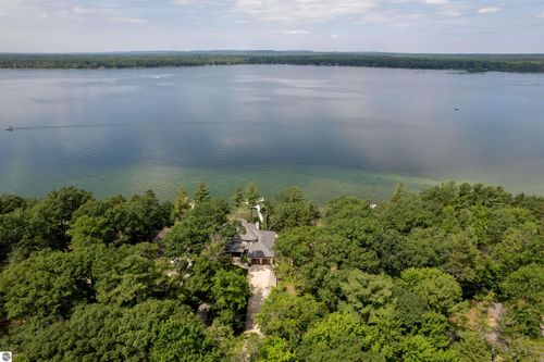 5568 Lakeview Dr, Interlochen, MI, 49643-9598 | Card Image