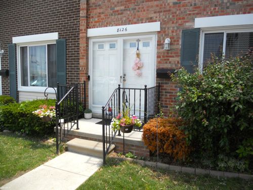 8126 Farnum Ave, Warren, MI, 48093-2884 | Card Image