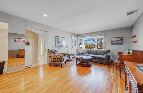 8 Leeward Ln, Commack, NY, 11725-2607 | Card Image