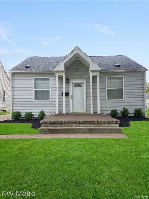 21203 Doepfer Road, Warren, MI, 48091 | Card Image