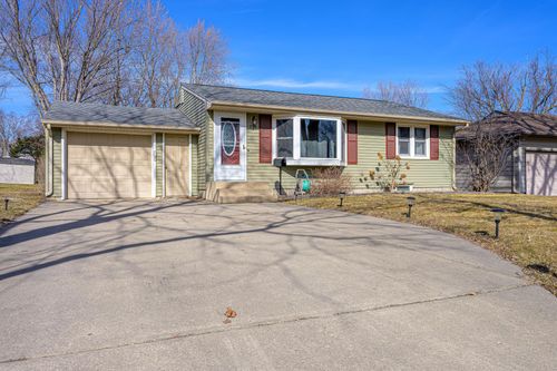 121 6th Ave Ne, Hutchinson, MN, 55350-1748 | Card Image