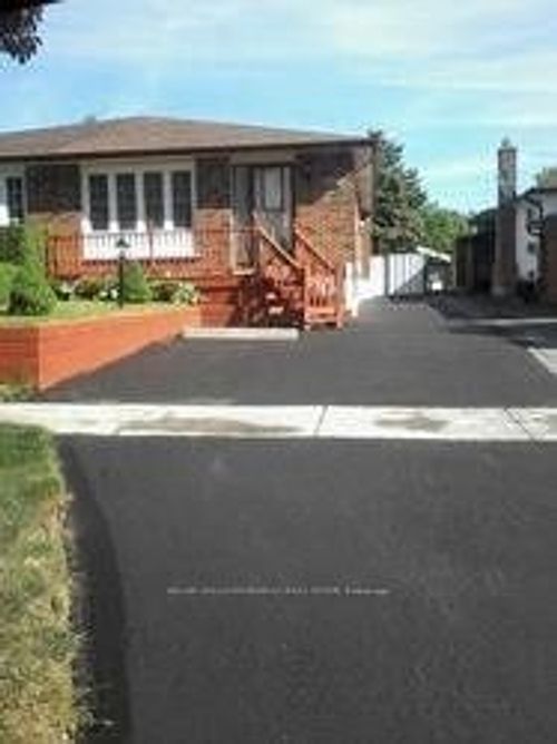 592 Radisson Ave, Oshawa, ON, L1J1X8 | Card Image