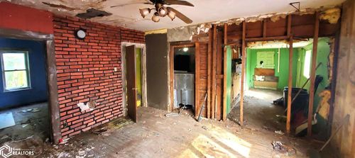 7 2nd Ave, Elberon, IA, 52225-8734 | Card Image