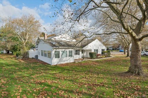 5 Fredricksburg Ct, Coram, NY, 11727-1622 | Card Image