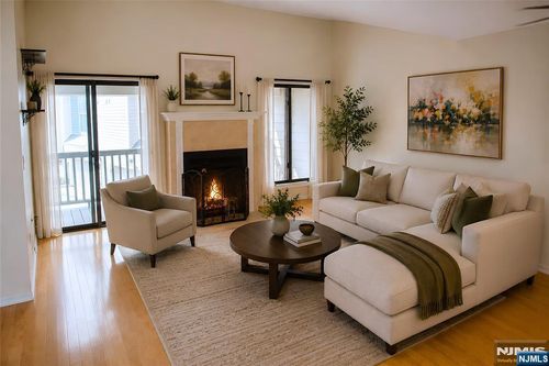 910 River Renaissance, East Rutherford, NJ, 07073-1636 | Card Image