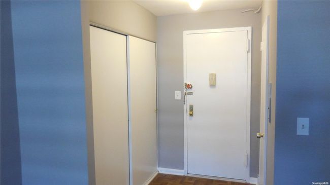 Apartment entrance | Image 8