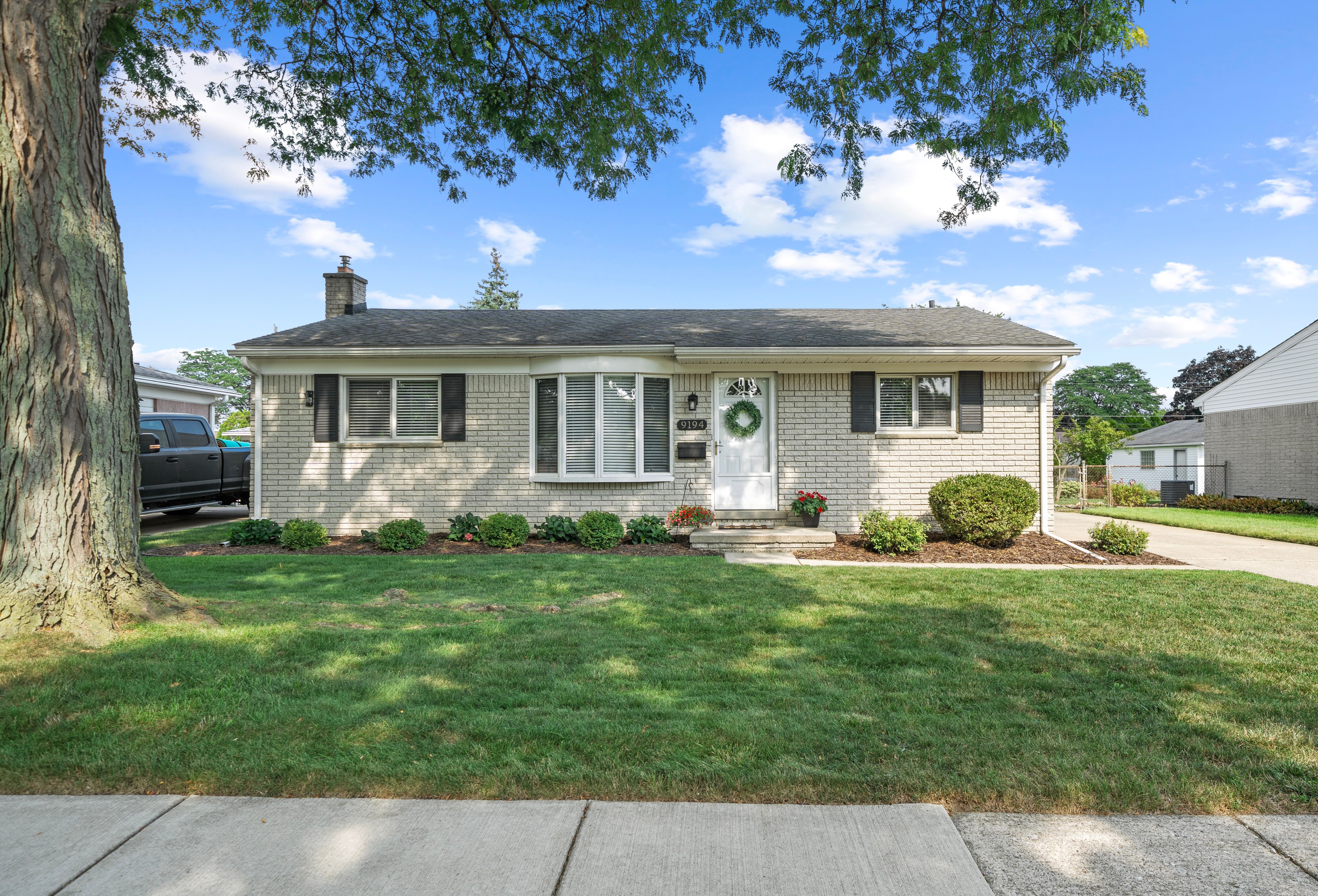 Pere Ave, Livonia, MI 48150