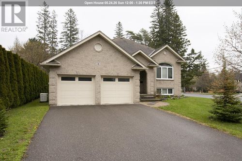 4 Parkdale Dr, Sault Ste. Marie, ON, P6A5P8 | Card Image