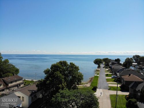 22515 Wildwood St, Saint Clair Shores, MI, 48081-3904 | Card Image