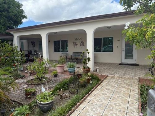 961 E 10th Pl, Hialeah, FL, 33010-3737 | Card Image