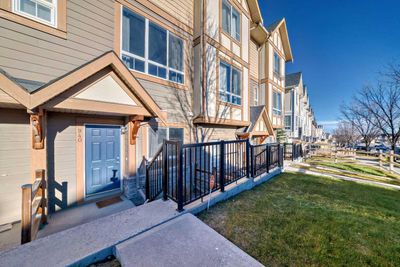 940 Sherwood Blvd Nw, Townhouse with 3 bedrooms, 2 bathrooms and 1 parking in Calgary AB | Image 2