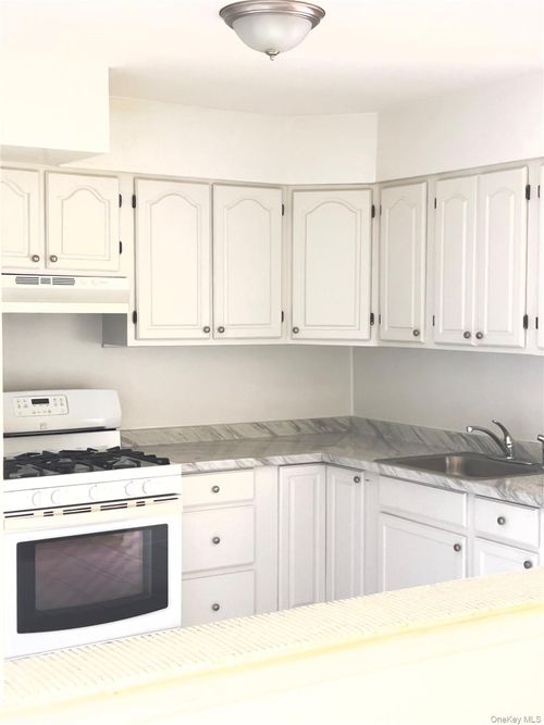 32-42 69 St, New York, NY, 11377 | Card Image